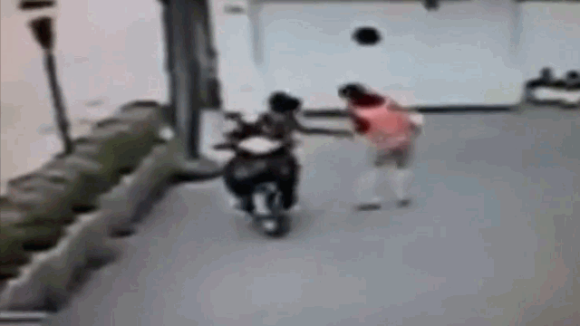 Video: Bị cướp túi xách, cô gái đáp trả "cực gắt"