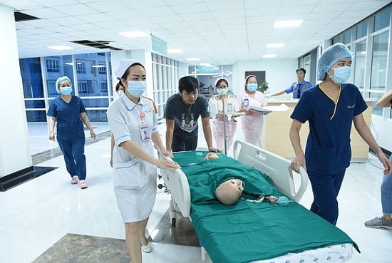 gan 100 y bac si bat dau ca dai phau 12 tieng tach roi cap song sinh