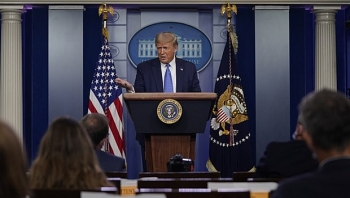 tong thong trump tuyen bo se dong cua them nhieu lanh su quan trung quoc