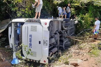 video hien truong vu lat xe du lich khien 13 nguoi chet o quang binh