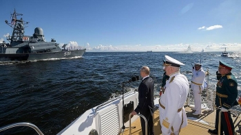 Video: Dàn tàu chiến, tàu ngầm hùng hậu tham gia kỷ niệm Ngày Hải quân Nga