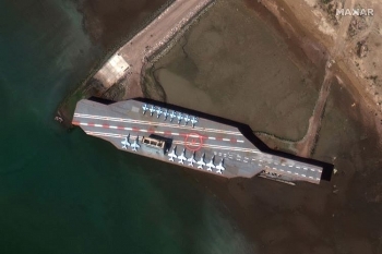 Video: Iran dội mưa tên lửa vào mô hình tàu sân bay Mỹ tại eo biển Hormuz