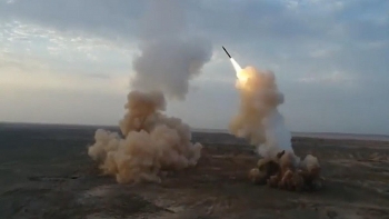 video iran bat ngo phong ten lua dan dao duoc nguy trang tu trong long dat