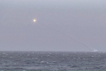 Tàu chiến Nga nã tên lửa dồn dập bay qua khu vực tập trận của NATO ngoài khơi Crimea