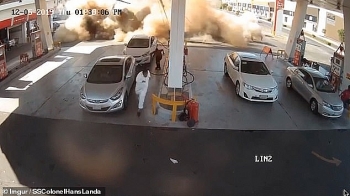 Video: Trạm xăng Saudi Arabia bất ngờ phát nổ như bom khi xe bồn đang tiếp nhiên liệu, nhiều người chạy tán loạn