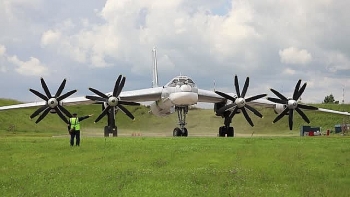 Máy bay ném bom Tu-160 và Tu-95MS của Nga thị uy tại Bắc Cực