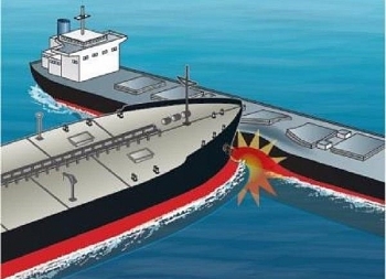 Tàu hàng Anh va chạm với tàu chở dầu trong vùng biển Malaysia