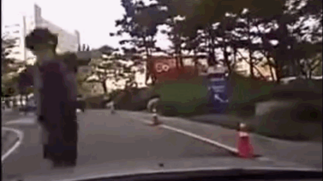 Video: Thanh niên nhảy lên capo, dùng đầu đập vỡ kính chắn gió để ăn vạ