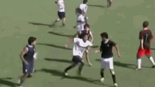 Video: Cầu thủ đánh nhau trên sân, trọng tài sợ hãi bỏ chạy