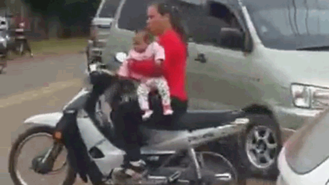 Video: Mẹ vừa bế con vừa lái xe băng qua đường và sự cố bất ngờ