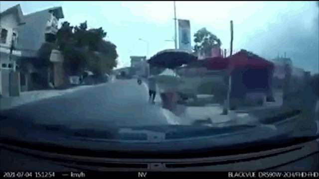 Camera giao thông: Ô tô tông văng người phụ nữ rồi lao vào gốc cây