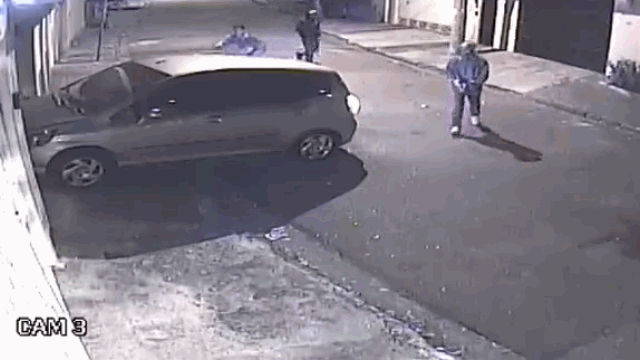 Video: Đi cướp gặp ngay nữ tài xế "hổ báo", 3 thanh niên bỏ chạy té khói