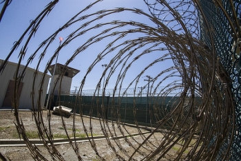 Chính quyền Biden chuyển tù nhân đầu tiên khỏi trại giam Guantanamo