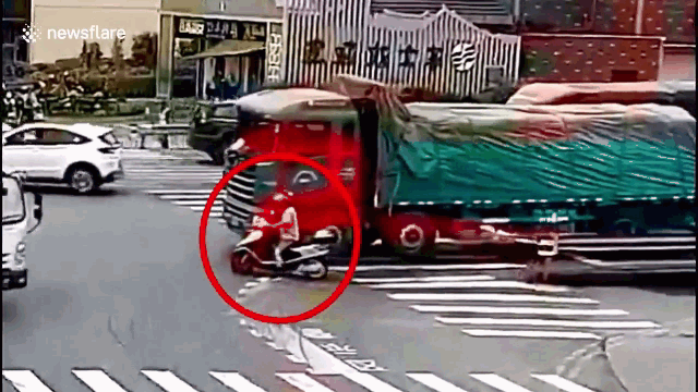 Camera giao thông: Cảnh sát chặn đầu xe tải để cứu mạng người đàn ông