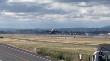 Video: Vận tải cơ C-17 Mỹ cất cánh như tiêm kích
