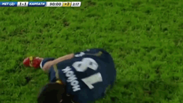 Video: Cầu thủ nằm giãy dụa trên sân để ăn vạ sau va chạm nhẹ