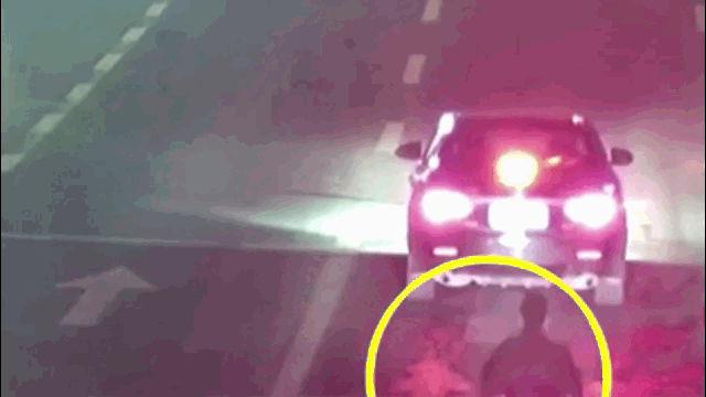 Camera giao thông: Bất ngờ bị ô tô "kẹp chả" khi dừng đèn đỏ, thanh niên thoát chết khó tin