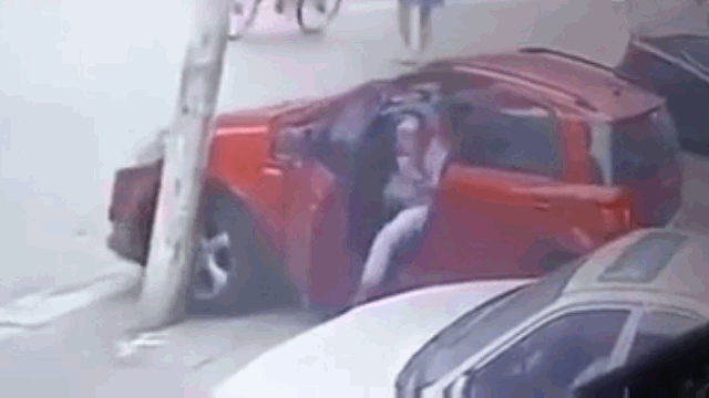 Camera giao thông: Thò chân ra ngoài giữ ô tô đang trôi, nữ tài xế nhận cái kết buồn lòng