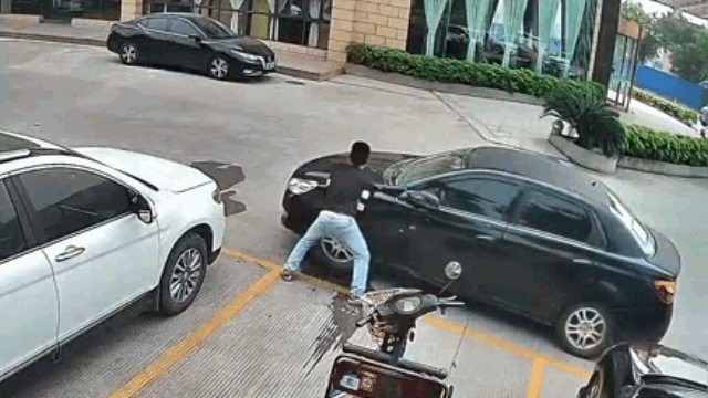 Video: Thanh niên dùng tay "vần" ô tô sang một bên để lấy lối đi