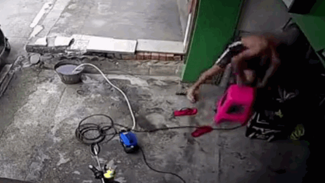 Video: Bị điện giật, người đàn ông tự cứu mình ngoạn mục