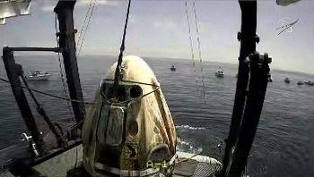 Video: Tàu SpaceX chở phi hành gia hạ cánh thành công trên biển