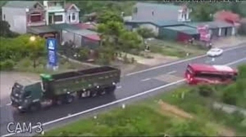 xe dau keo ngang nguoc lan lan un xe khach 45 cho lao xuong ve duong