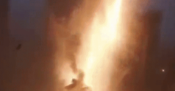 canh tuong rung minh khi toa nha toe hang loat tia lua vi set danh trung o trung quoc