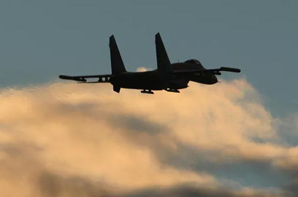 Nga điều tiêm kích Su-27 chặn các máy bay trinh sát Mỹ trên Biển Đen