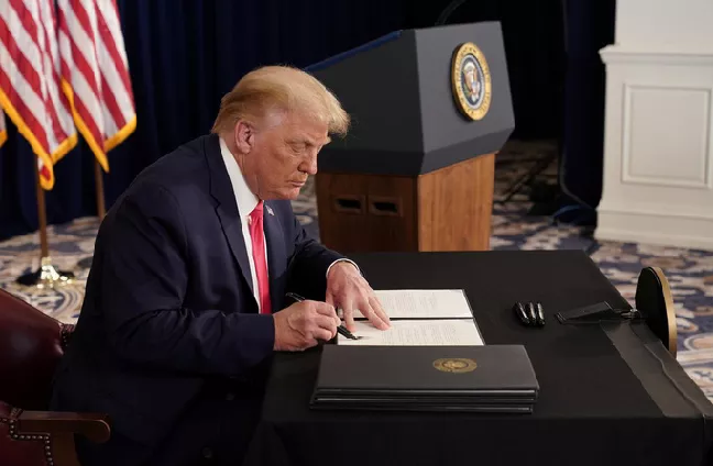 Tổng thống Trump bất ngờ ký sắc lệnh cứu trợ COVID-19 mới, mặc kệ Quốc hội Mỹ