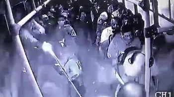 video canh sat dau sung voi 2 ten cuop co vu khi tren xe buyt o mexico