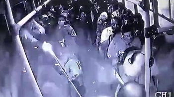 Video: Cảnh sát đấu súng với 2 tên cướp có vũ khí trên xe buýt ở Mexico