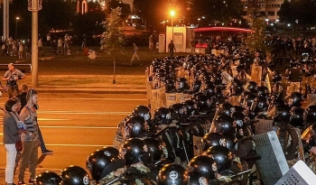 Cảnh sát Belarus lao xe như bay vào đám đông biểu tình trong bạo loạn hậu bầu cử Tổng thống