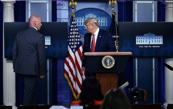 Tổng thống Trump bị tạm ngừng họp báo vì nổ súng ngoài Nhà Trắng