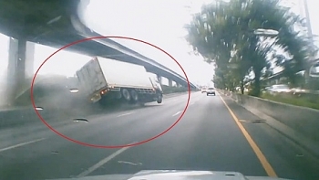 Video: Tài xế ngủ gật, xe tải đâm vào dải phân cách lật nghiêng trên cao tốc như phim