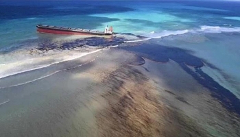 Tàu Nhật Bản chở gần 4.000 tấn dầu bị gãy đôi sau nhiều ngày đâm vào rạn san hô trên biển