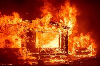 Trực thăng cứu hỏa của Mỹ gặp nạn trong biển lửa ở California
