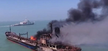 Video: Hai tàu Trung Quốc đâm nhau trên sông Dương Tử, khói bốc cao ngút trời