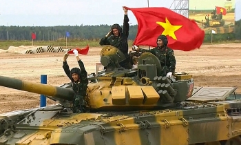 Khoảnh khắc đội Việt Nam về nhất cuộc đua Tank biathlon trong ngày đầu ra quân