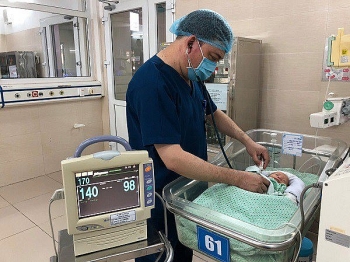 xuat hien nguoi xung la ong ngoai den xin nhan chau be bi me vut bo o khe tuong hep