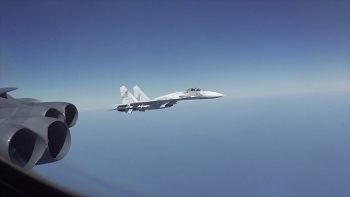 Lầu Năm Góc bất ngờ tung video tiêm kích Nga bay sát mũi B-52 Mỹ