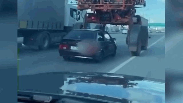 Camera giao thông: Ô tô liều lĩnh chui qua gầm máy kéo như phim