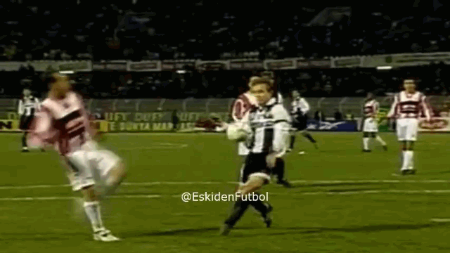 Video: Cầu thủ nhảy lên kẹp cổ đối phương ngay trong vòng cấm