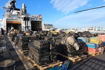 Thủy thủ trên tàu tuần duyên Mỹ bắt giữ lô ma túy khổng lồ lên tới 1,4 tỷ USD
