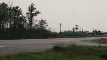 Chiến đấu cơ A-10 Mỹ diễn tập ngay trên đường cao tốc