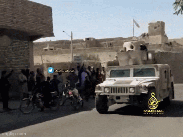 Các tay súng Taliban diễu hành trên xe quân sự Mỹ tại thủ phủ Nimroz