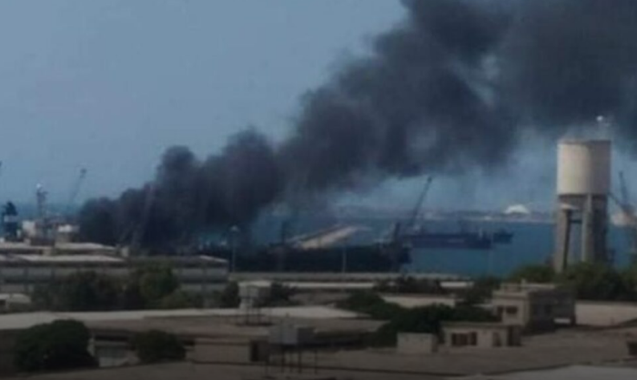 Nổ lớn trên tàu neo tại cảng ở Syria, nghi là tàu của Iran