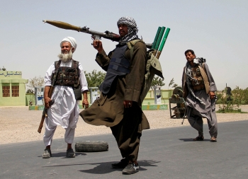 Taliban thắng như chẻ tre, hàng trăm quan chức và binh sĩ Afghanistan đồng loạt tháo chạy