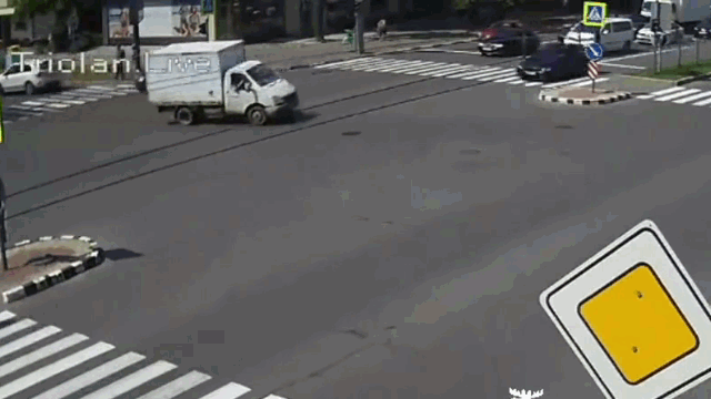 Camera giao thông: Chạy sai làn với tốc độ cao, ô tô BMW đâm 'rụng' đầu xe tải