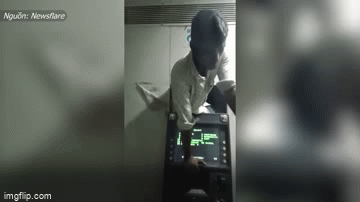Video: Chui vào trong cây ATM để trộm tiền, thanh niên gặp cú sốc nhớ đời