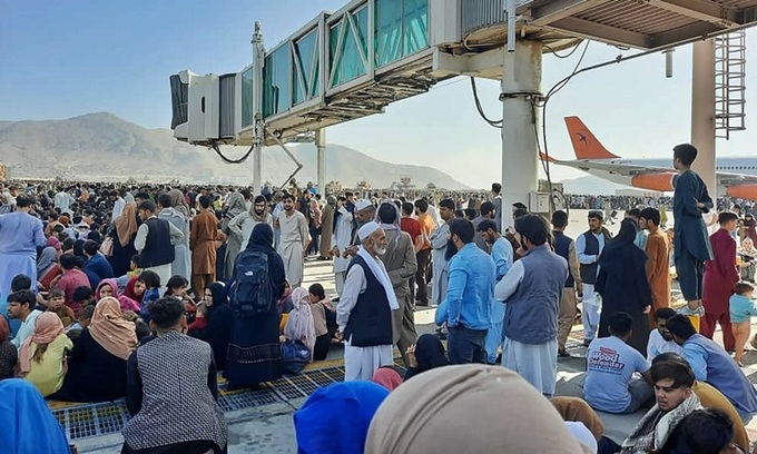 Cảnh hỗn loạn tại cầu không vận ở sân bay Kabul buộc quân đội Mỹ phải nổ súng